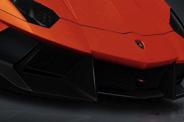 Chiếc Lamborghini Aventador LP700-4 được làm lại bộ vỏ và một số chi tiết với nguyên liệu chính là carbon và titan